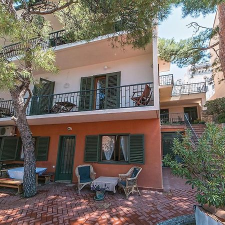 Apartments By The Sea Brela, Makarska - 16950 المظهر الخارجي الصورة