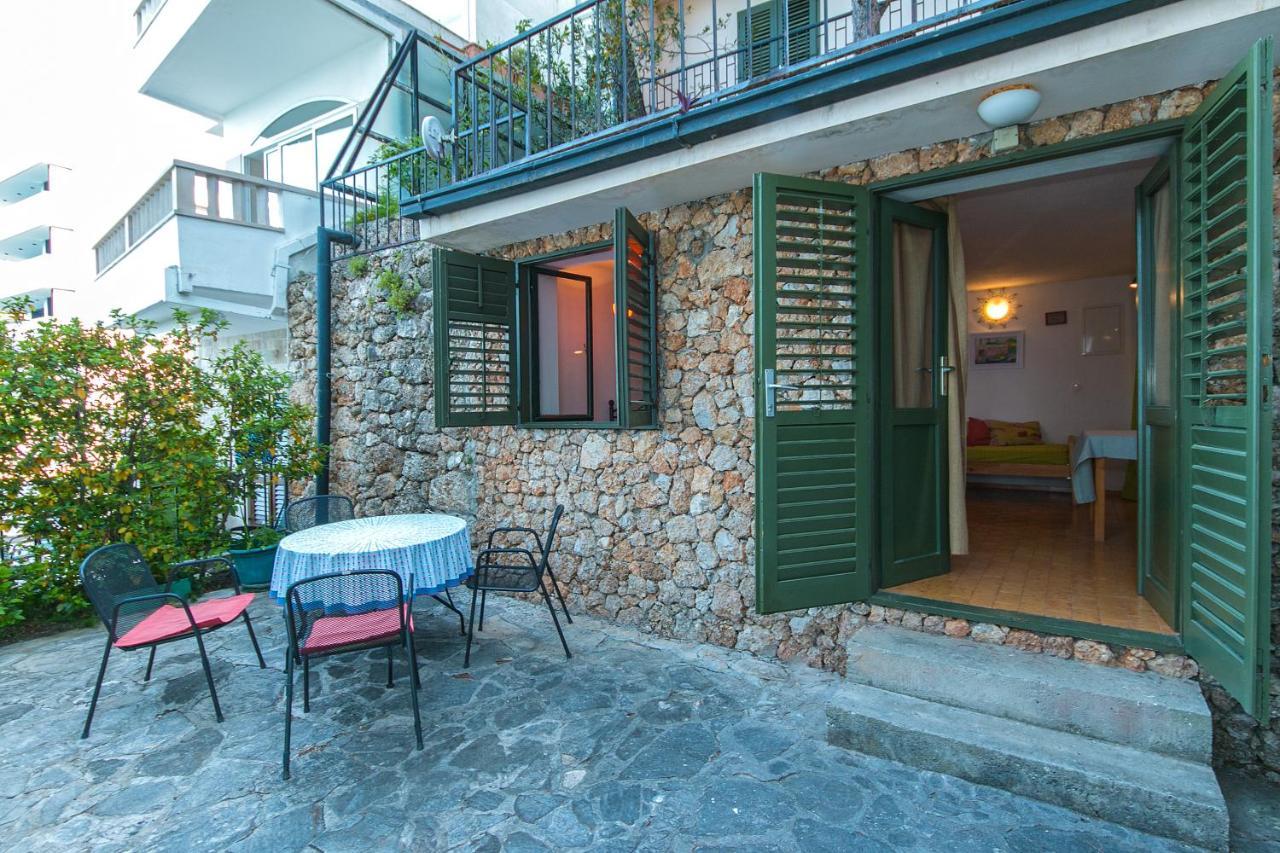 Apartments By The Sea Brela, Makarska - 16950 المظهر الخارجي الصورة