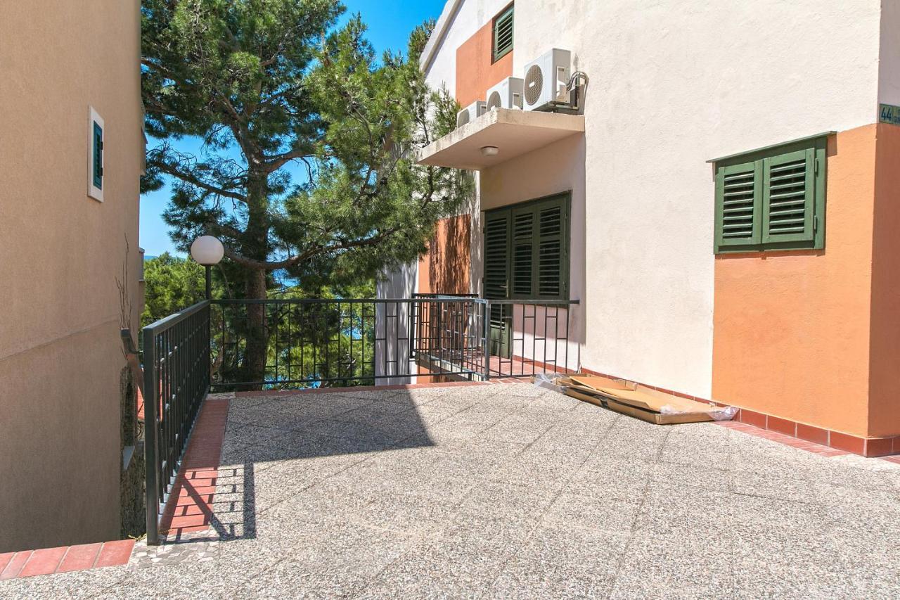 Apartments By The Sea Brela, Makarska - 16950 المظهر الخارجي الصورة